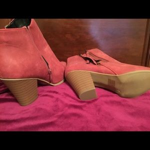 Short burgundy boots